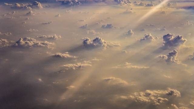 Ilustrasi  Ciri-ciri Stratosfer. Sumber : Unsplash/Kamal J