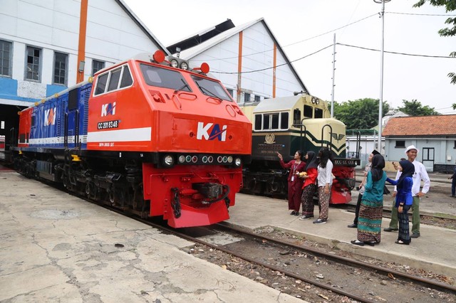 Lokomotif Livery Vintage Merah dan Biru. Foto: Masruroh/Basra