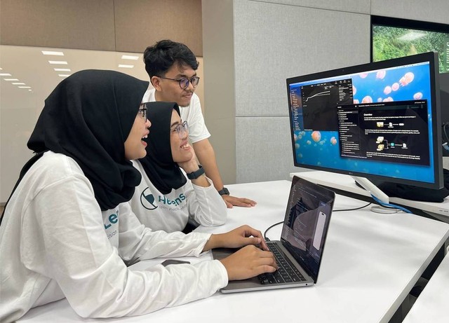 Tim siswa lulusan Apple Developer Academy Indonesia 2023 pengembang HerLens. Foto: Apple