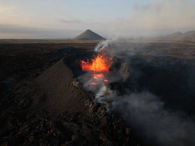 Ilustrasi aktivitas erupsi gunung api bagi manusia dan flora fauna. sumber: unsplash/Lillyfee_fotografi Linda Oh