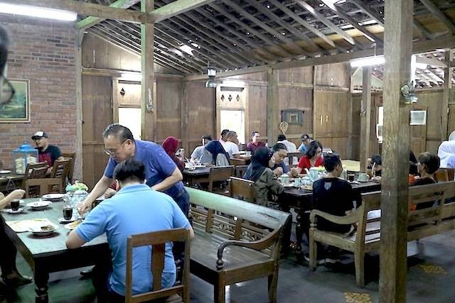 Foto pribadi : Suasana di Warung Kopi Klotok