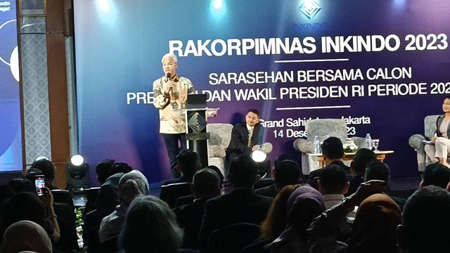 Capres nomor urut 03, Ganjar Pranowo menyampaikan paparan dalam agenda Rakorpimnas Ikatan Nasional Konsultan Indonesia (INKINDO), di Hotel Grand Sahid, Jakarta, Kamis (14/12/2023). Foto: Fadhil Pramudya/kumparan