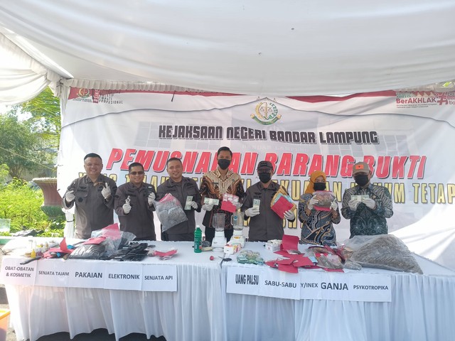 Ratusan Kasur dari Perkara Pemalsuan Merek Dimusnahkan Kejari Bandar Lampung (3)
