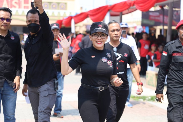 Caleg DPR RI Rieke Diah Pitaloka (Oneng) bernyanyi bersama simpatisan PDIP di Taman Marakas, Pondok Ungu Permai, Kabupaten Bekasi, Kamis (14/12/2023). Foto: Iqbal Firdaus/kumparan