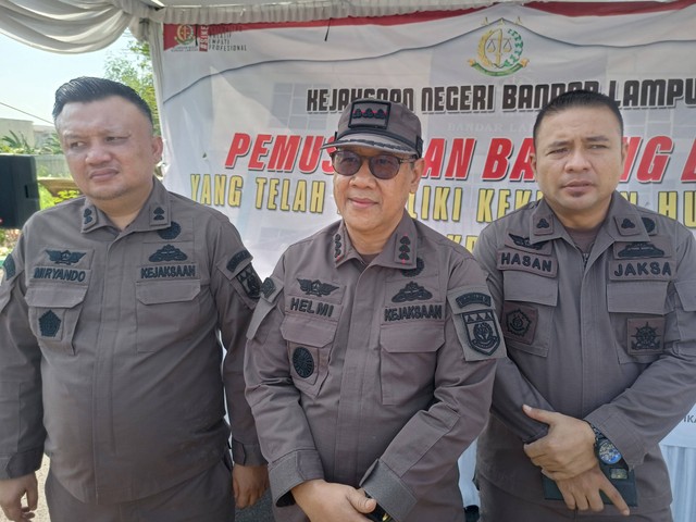 Ratusan Kasur dari Perkara Pemalsuan Merek Dimusnahkan Kejari Bandar Lampung (1)