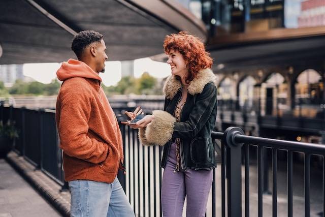 Ilustrasi cara romantis ke pacar LDR. Foto: Samsung UK/Unsplash