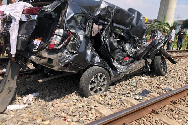 Kecelakaan yang libatkan kereta feeder Whoosh dan mobil di Padalarang, Kabupaten Bandung Barat. Foto: Dok. Istimewa