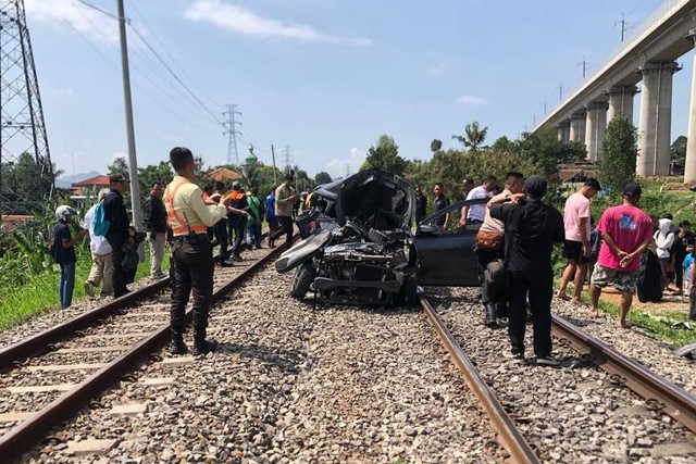 Kecelakaan yang libatkan kereta feeder Whoosh dan mobil di Padalarang, Kabupaten Bandung Barat. Foto: Dok. Istimewa