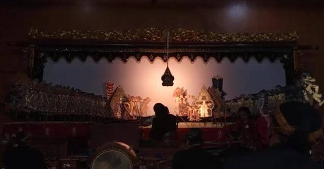 Foto Dalang Memainkan Wayang. Sumber : Dokumen Pribadi