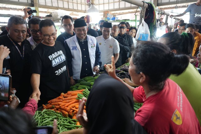 Capres nomor urut 1 Anies Baswedan berdialog dengan pedagang di Pasar Angso Duo, Jambi, Kamis (14/12/2023). Foto: Dok. Istimewa