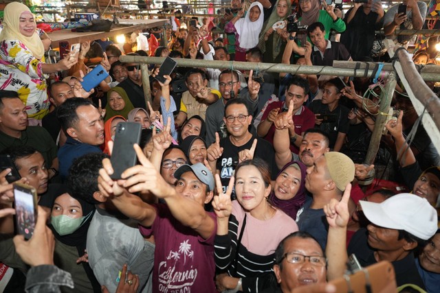 Capres nomor urut 1 Anies Baswedan berdialog dengan pedagang di Pasar Angso Duo, Jambi, Kamis (14/12/2023). Foto: Dok. Istimewa