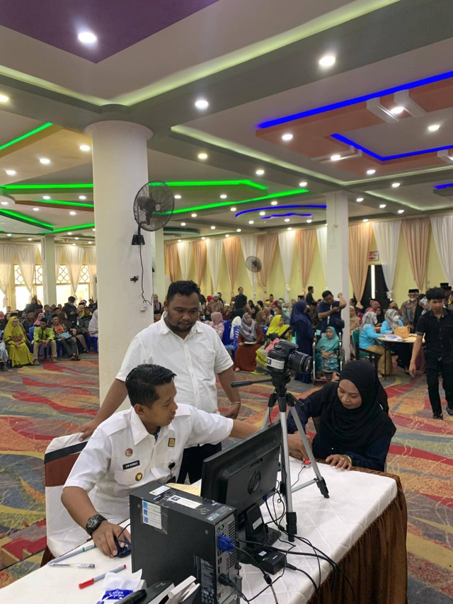 Proses Foto Paspor Calon Jemaah Haji asal Kabupaten Bone pada kegiatan Eazy Paspor. Kamis, (14/12/2023) di Aula Masjid Agung Kabupaten Bone. Sumber : Humas Imigrasi Makassar