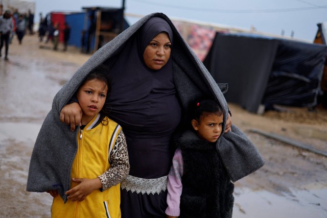 Warga Palestina di Rafah, Rabu (13/12/2023). Foto: Mohammed Salem/REUTERS