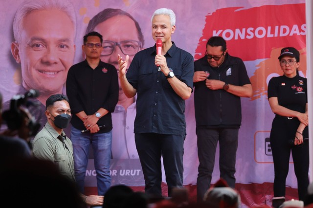 Calon Presiden (Capres) nomor urut tiga Ganjar Pranowo menghadiri acara pertemuan dengan buruh tani dan nelayan di Taman Marakas, Pondok Ungu Permai, Kabupaten Bekasi, Kamis (14/12/2023). Foto: Iqbal Firdaus/kumparan