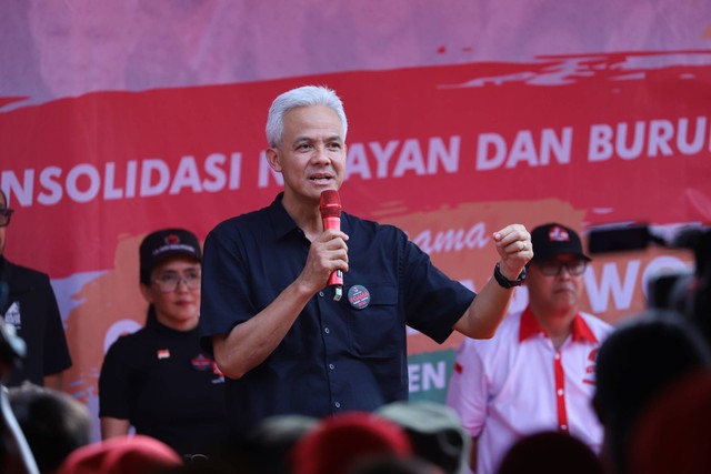 Calon Presiden (Capres) nomor urut tiga Ganjar Pranowo menghadiri acara pertemuan dengan buruh tani dan nelayan di Taman Marakas, Pondok Ungu Permai, Kabupaten Bekasi, Kamis (14/12/2023). Foto: Iqbal Firdaus/kumparan