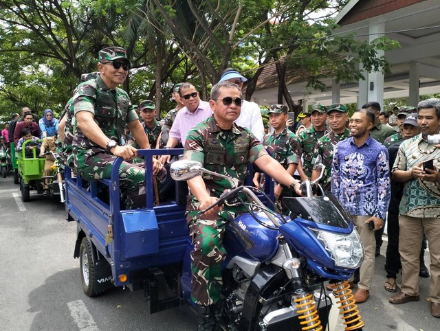 KSAD Jenderal Maruli Simanjuntak (menyetir kendaraan) pimpin Gerakan Bersih Pantai di pesisir pantai Sulewesi Selatan, Kamis (14/12/2023). Foto: kumparan