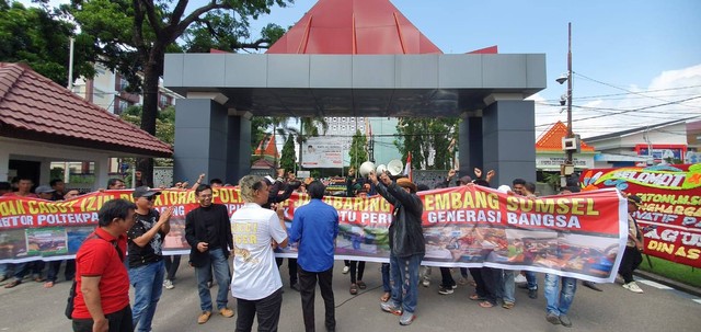 Para massa aksi saat menggelar orasi di Kantor Gubernur Sumsel, Foto : Istimewa