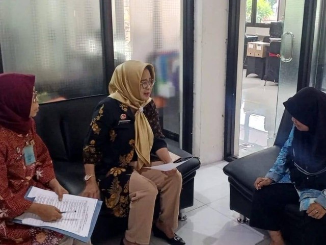 Murtini berdiskusi dengan Hardhini dan Ning Rahayu