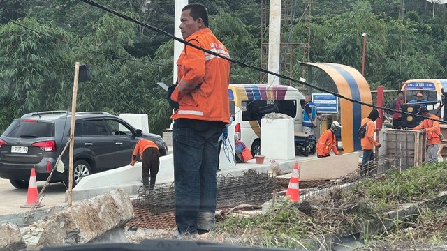 Pelebaran jalan di Tol Purbaleunyi arah Bandung. Foto: kumparan