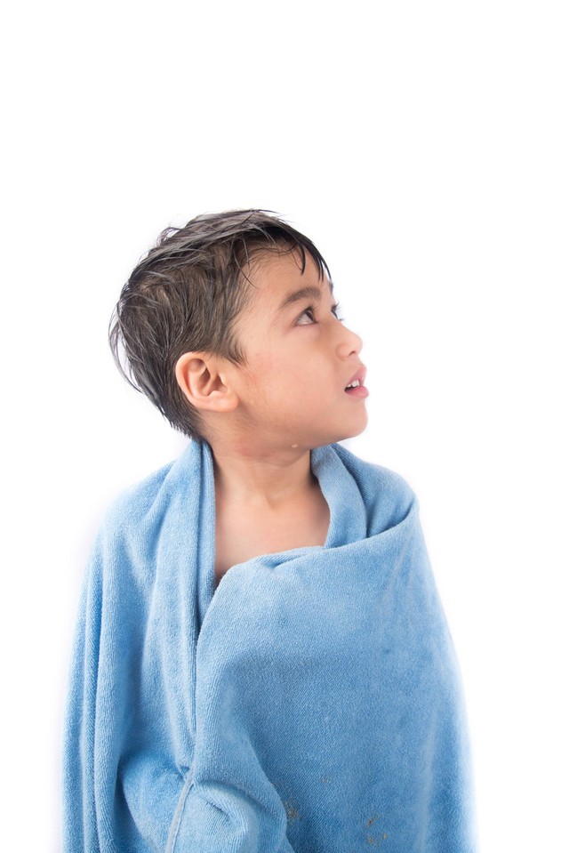 Ilustrasi anak pakai handuk. Foto: Littlekidmoment/Shutterstock