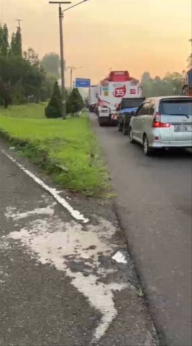 Kemacetan lalu lintas di Tol Purbaleunyi arah Bandung. Foto: Rizki Gaga/kumparan