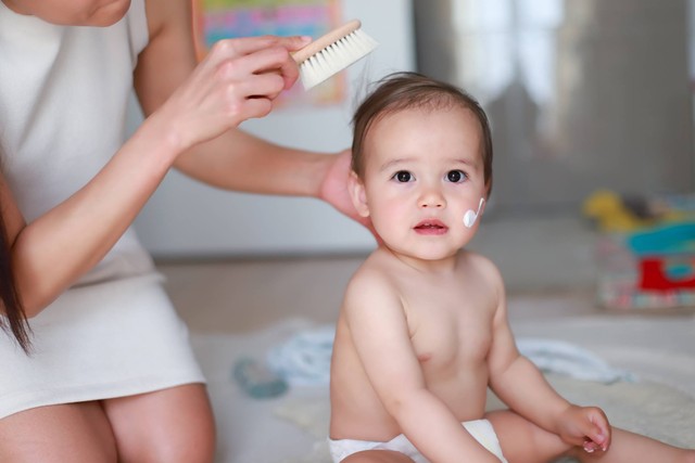 Ilustrasi bayi pakai lotion. Foto: Onjira Leibe/Shutterstock