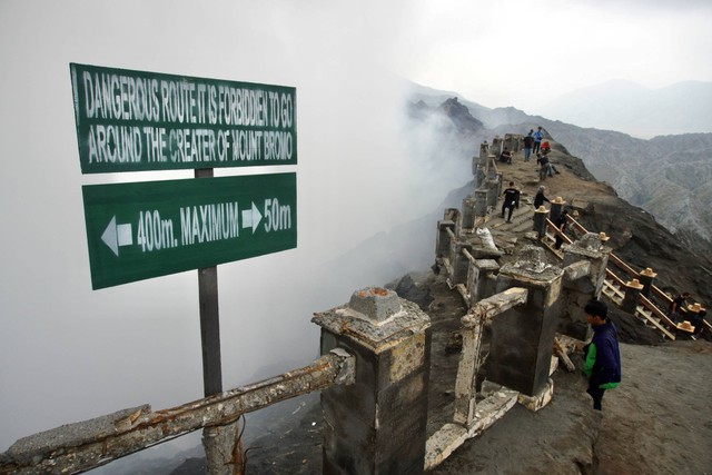 Bibir kawah Gunung Bromo di Kawasan Taman Nasional Bromo Tengger Semeru (TNBTS), Probolinggo, Jawa Timur, Kamis (14/12/2023). Foto: Irfan Sumanjaya/ANTARA FOTO