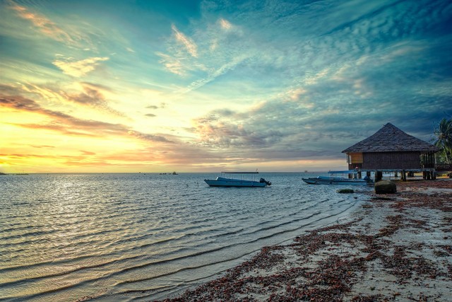 Ilustrasi Pantai Elyora. Unsplash/Kharl Anthony Paica.