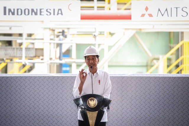 Presiden Jokowi memberikan sambutan saat meresmikan ekspansi proyek smelter PT Smelting di Gresik, Jawa Timur, Kamis (14/12/2023). Foto: Rizal Hanafi/ANTARA FOTO