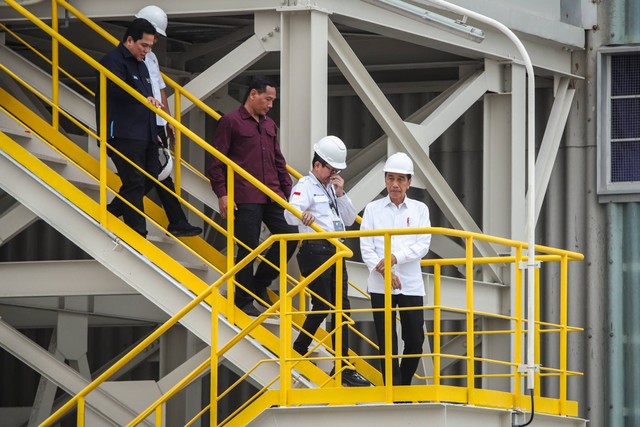 Presiden Jokowi (kanan) didampingi Menteri BUMN Erick Thohir (kiri), dan Presiden Direktur PT Freeport Indonesia Tony Wenas di sela peresmian ekspansi proyek smelter PT Smelting di Gresik, Jawa Timur, Kamis (14/12/2023). Foto: Rizal Hanafi/ANTARA FOTO
