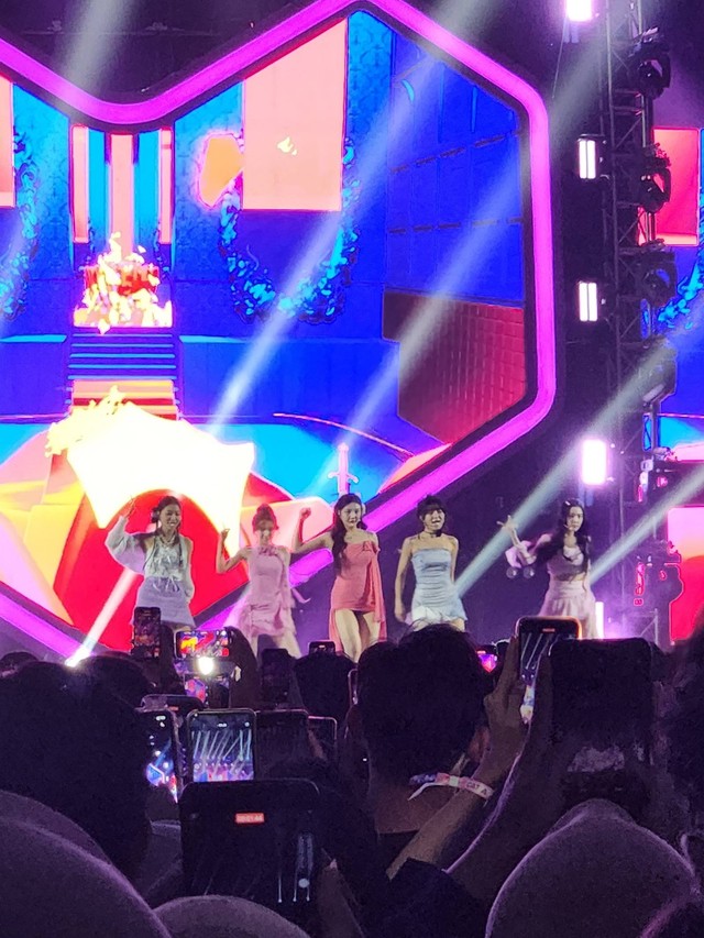 Penampilan Red Velvet di acara Lazada Fest 12.12 di Indonesia Arena, Senayan, Jakarta, Kamis (14/12/2023). Foto: Nurlaela/kumparan