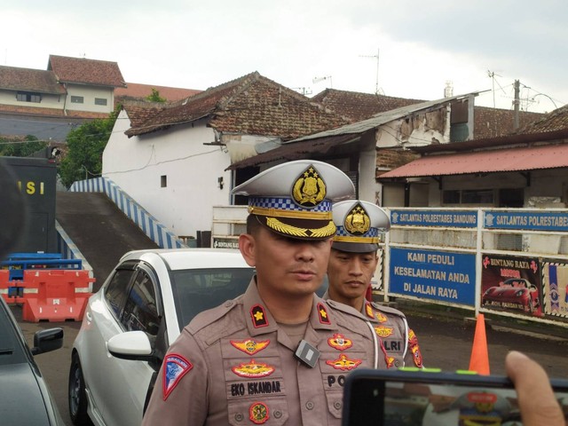 Kasatlantas Polrestabes Bandung, Kompol Eko Iskandar, saat memberikan keterangan pers terkait penindakan knalpot brong jelang nataru. Foto: Istimewa