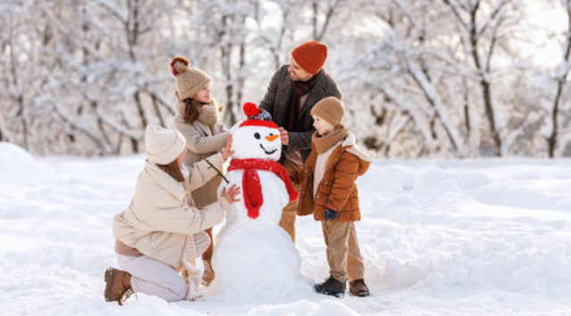 Sumber Foto: https://www.istockphoto.com/id/foto/anak-anak-yang-bahagia-memahat-manusia-salju-lucu-bersama-dengan-orang-tua-di-taman-gm1436228281-477330361?phrase=play+snow&searchscope=image%2Cfilm