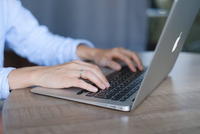 Raport Kurikulum Merdeka adalah suatu bentuk laporan atau evaluasi capaian pembelajaran siswa yang disusun dalam konteks Kurikulum Merdeka. Foto: Pexels.com