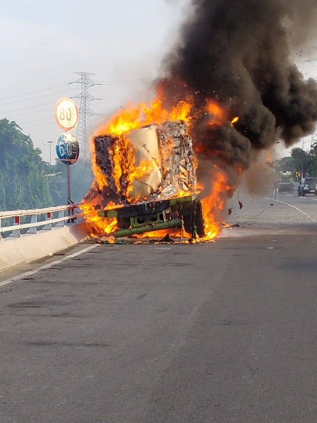 Truk bawa muatan gulungan kertas terbakar di Tol Dalam Kota kawasan Grogol Jakarta Barat. Foto: Dok. Istimewa