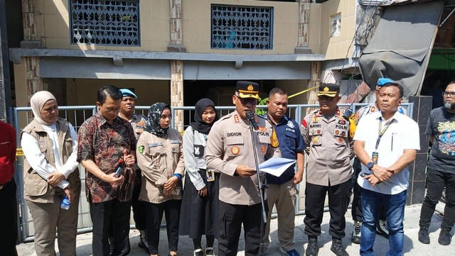 Kapolres Jakarta Utara Kombes Pol Gidion Arif Setyawan memimpin konferensi pers soal kasus ayah dan anak ditemukan tewas di rumahnya, Koja, Jakut, Jumat (15/12/2023). Foto: Dok. Istimewa