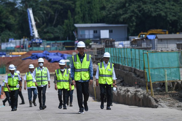 Presiden Joko Widodo (kedua kanan) didampingi Menhub Budi Karya Sumadi (kanan) dan Mensesneg Pratikno (ketiga kanan) berjalan saat meninjau pembangunan MRT Fase 2A di kawasan Monas, Jakarta, Jumat (15/12/2023). Foto: Sigid Kurniawan/Antara Foto