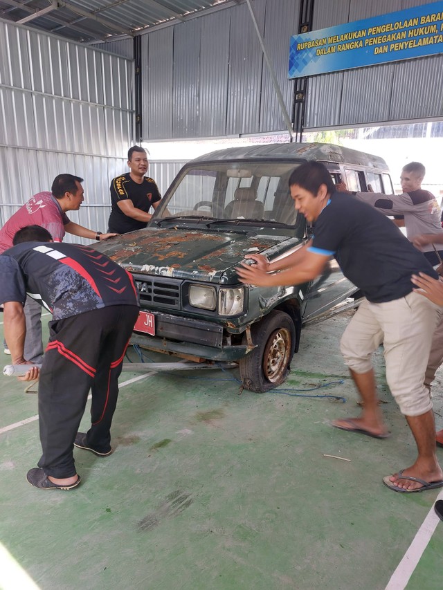 Pegawai Rupbasan Pekalongan Pindahkan BMN yang Rusak Berat (1)