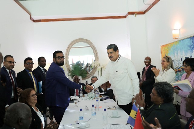 Presiden Venezuela Nicolas Maduro dan Presiden Guyana Irfaan Ali berjabat tangan saat mereka bertemu di tengah ketegangan sengketa perbatasan, di Kingstown, St. Vincent dan Grenadines Kamis (14/12/2023). Foto: Miraflores Palace/Reuters