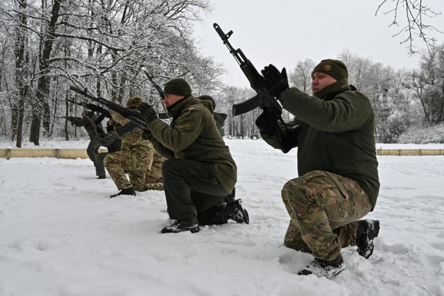 Pasukan Ukraina melakukan latihan di area yang dirahasiakan di wilayah Kharkiv pada Kamis (14/12/2023). Foto: Sergey Bobok/AFP