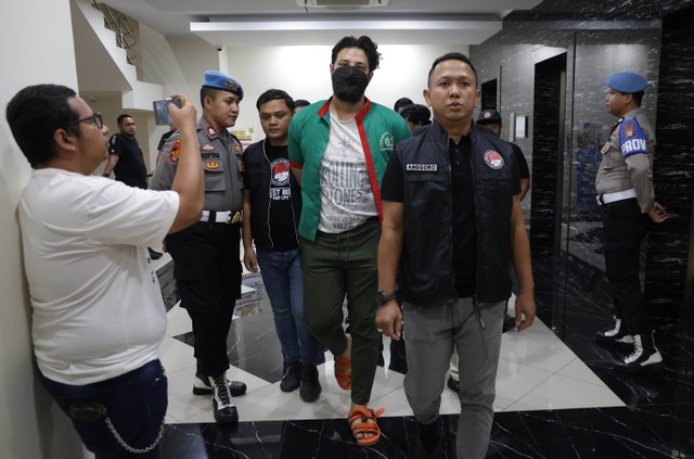 Artis Ammar Zoni saat konferensi pers terkait penyalahgunaan narkotika di Kapolres Jakarta Barat, Jakarta, Jumat, (15/12/2023). Foto: Agus Apriyanto