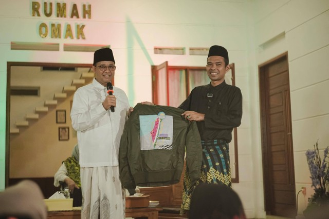 Capres Anies Baswedan secara langsung menyerahkan jaket buatannya kepada Ustaz Abdul Somad (UAS) di kediaman UAS, Rumah Omak Ma'had Az Zahra, Kecamatan Tambang, Kabupaten Kampar, Riau. Foto: Dok. Istimewa