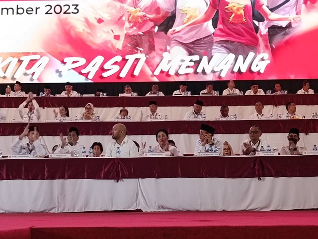 Mantan Istri Prabowo Subianto, Titiek Soeharto dan Putra Prabowo Subianto, Didit Prabowo menghadiri Rakornas Partai Gerindra di JIExpo, Kemayoran, Jakarta Pusat, Jumat (15/12/2023). Foto: Zamachsyari/kumparan