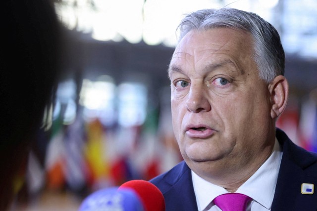 Perdana Menteri Hungaria Viktor Orban berbicara kepada media pada pertemuan puncak para pemimpin Uni Eropa, di Brussels, Belgia, Kamis (15/12/2023). Foto: Johanna Geron/REUTERS