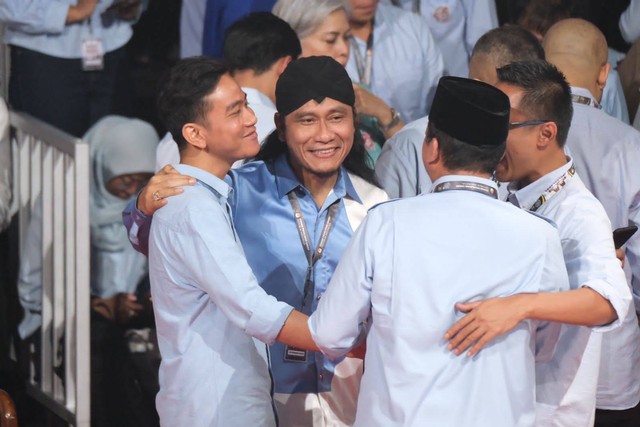 Gus Miftah bersama cawapres 02 Gibran Rakabuming Raka saat debat perdana capres di KPU, Selasa (12/12/2023). Foto: Dok. Istimewa