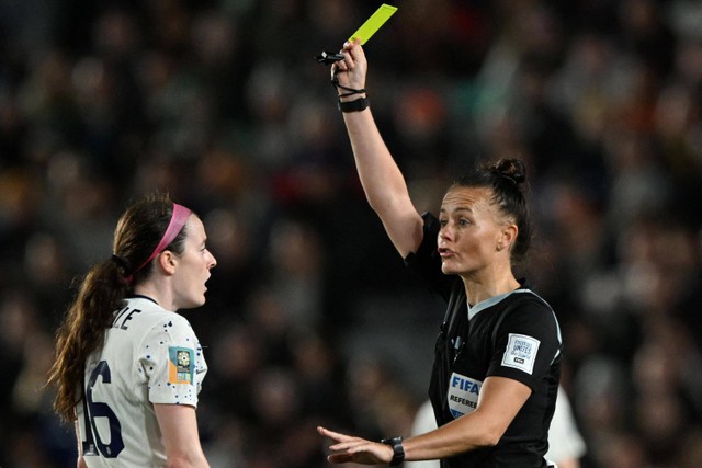 Wasit Inggris Rebecca Welch (kanan) memberikan kartu kuning kepada gelandang AS Rose Lavelle (Kiri) selama pertandingan sepak bola Grup E Piala Dunia Wanita 2023 Australia dan Selandia Baru 2023. Foto: Saeed Khan/AFP