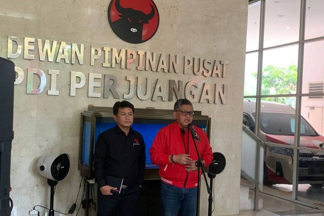 Sekjen PDI Perjuangan Hasto Kristiyanto (kanan) bersama caleg PDIP Bonnie Triyana (kiri) konferensi pers di kantor DPP PDIP, Jakarta, Jumat (15/12/2023). Foto: Luthfi Humam/kumparan