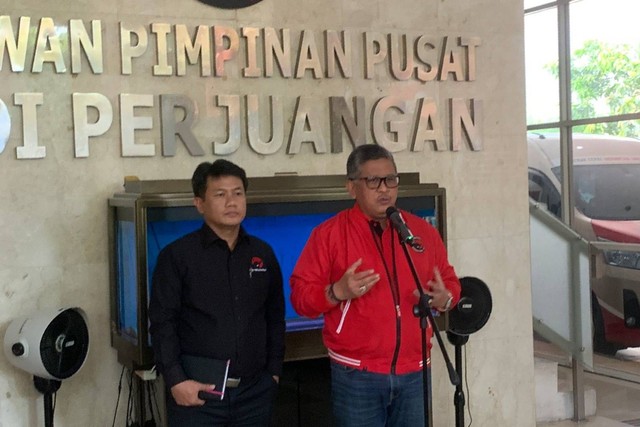 Sekjen PDI Perjuangan Hasto Kristiyanto (kanan) bersama caleg PDIP Bonnie Triyana (kiri) konferensi pers di kantor DPP PDIP, Jakarta, Jumat (15/12/2023). Foto: Luthfi Humam/kumparan