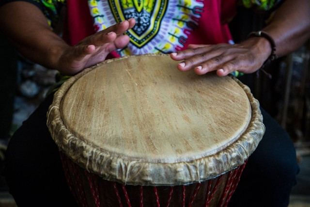 Ilustrasi Klasifikasi Alat Musik Membranophone dan Idiophone. Sumber: Unsplash/Luz Mendoza