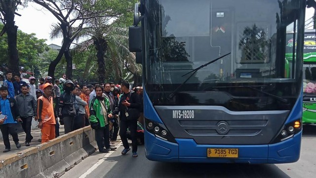 Bus TransJakarta yang menabrak pengamudi ojek online di kawasan Daan Mogot, Jakarta Barat. Foto: Dok. Istimewa